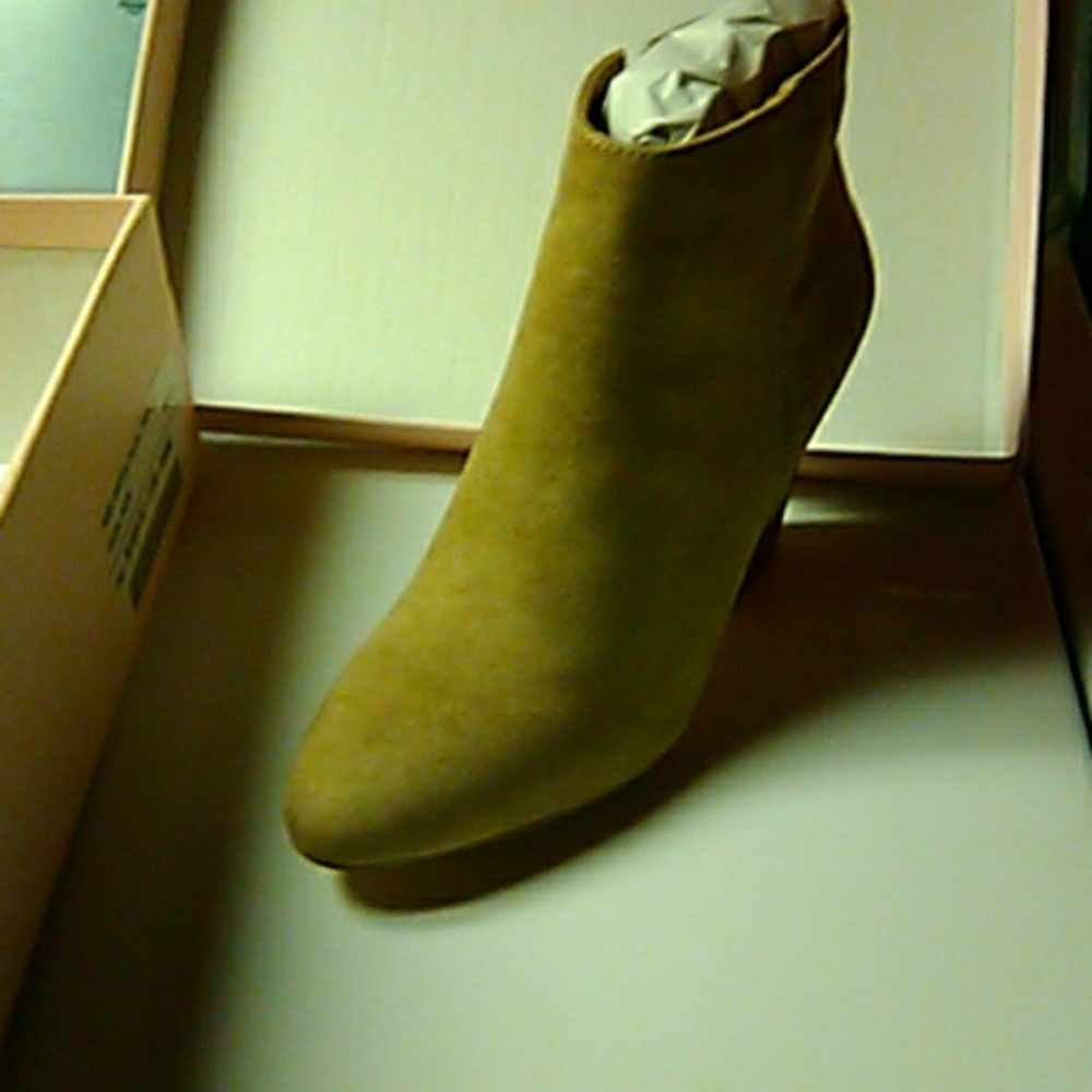 NWT Boots!! And box still in plastic